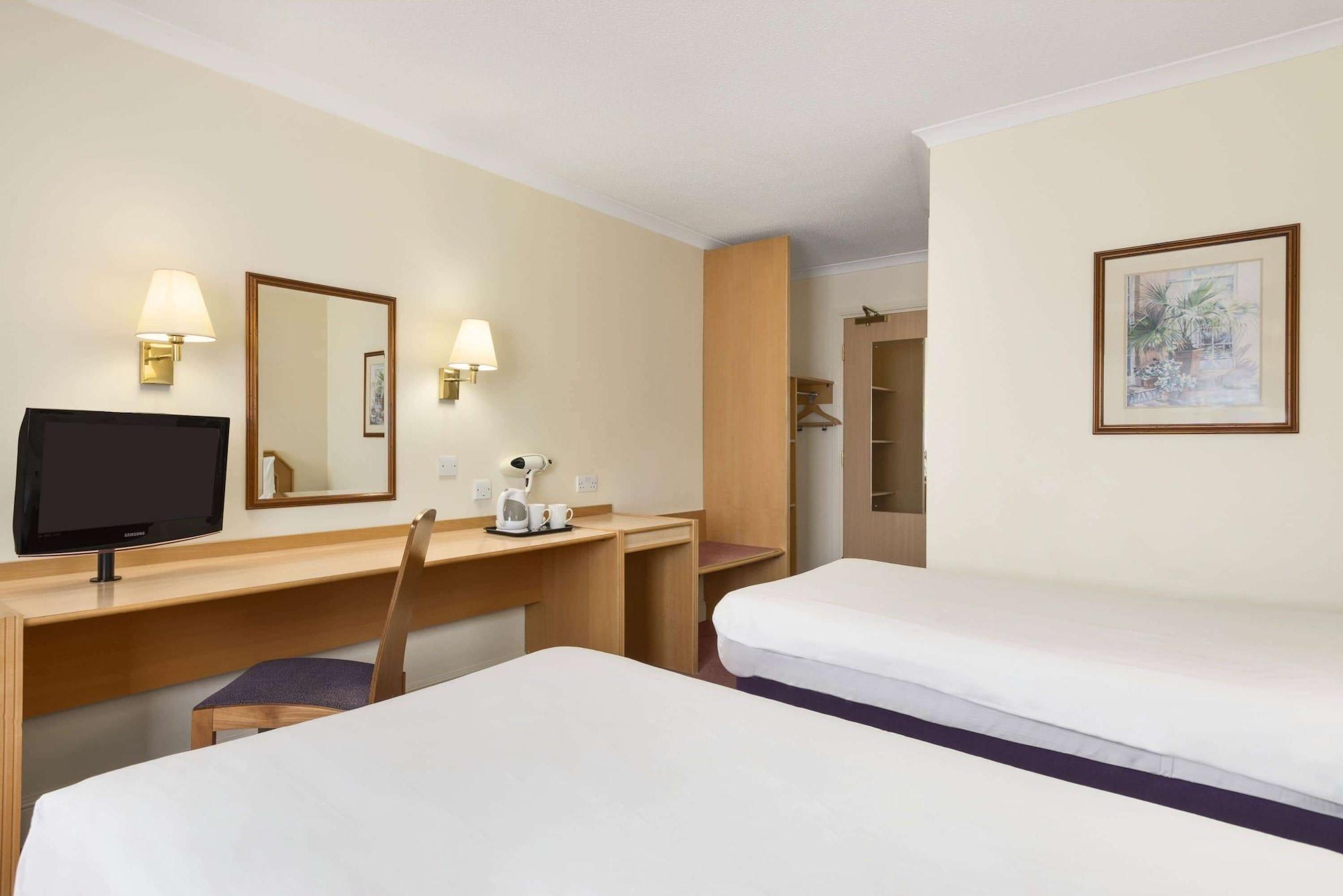 Super 8 By Wyndham Chester East Esterno foto
