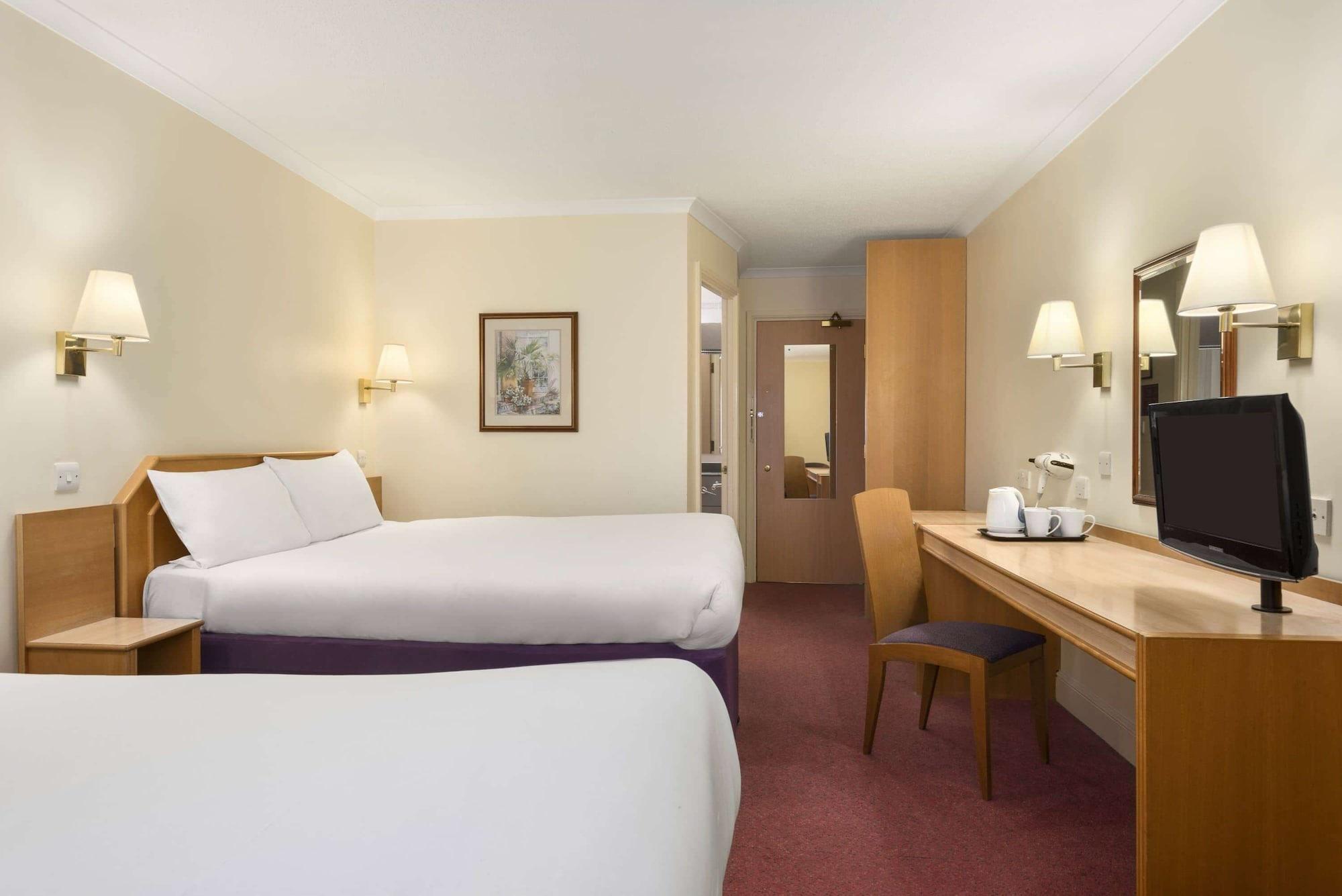 Super 8 By Wyndham Chester East Esterno foto