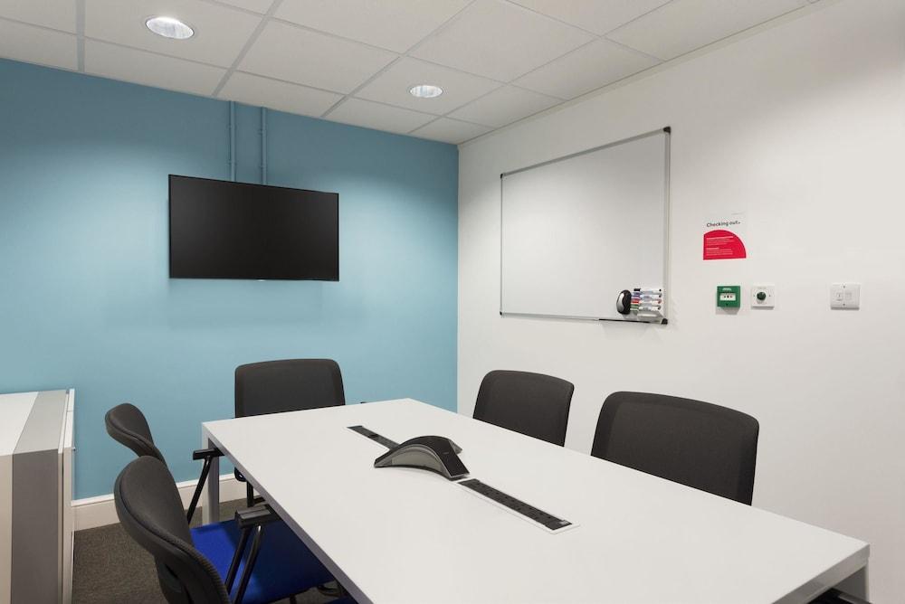 Super 8 By Wyndham Chester East Esterno foto