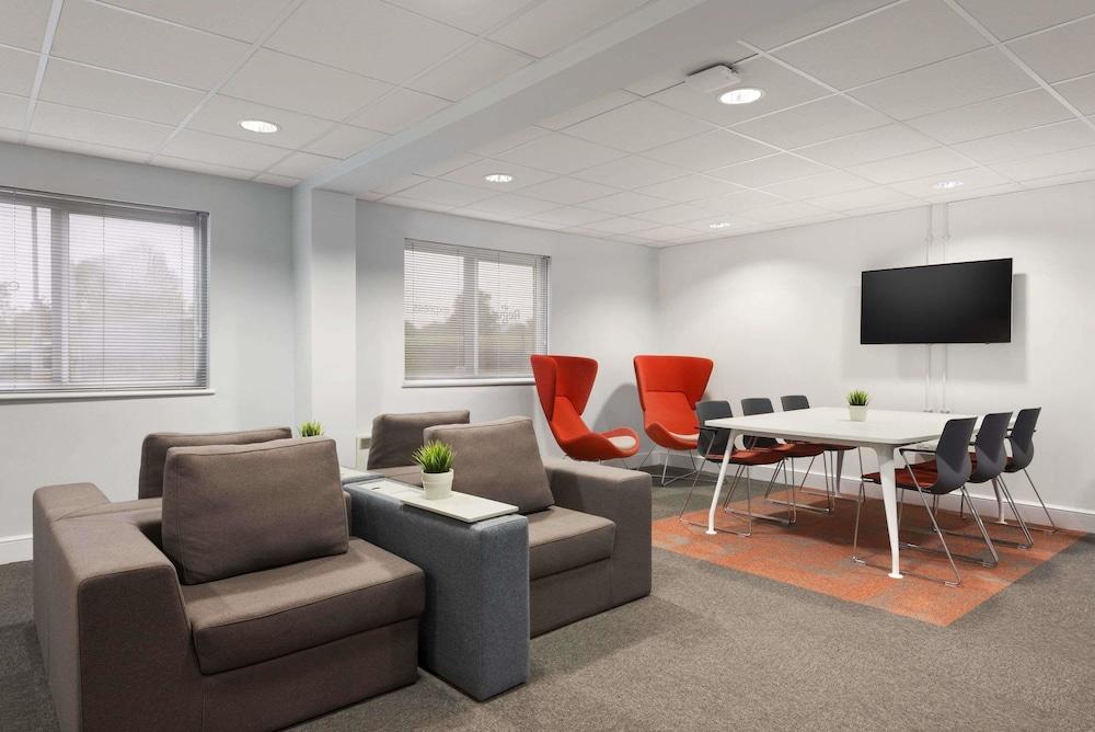 Super 8 By Wyndham Chester East Esterno foto
