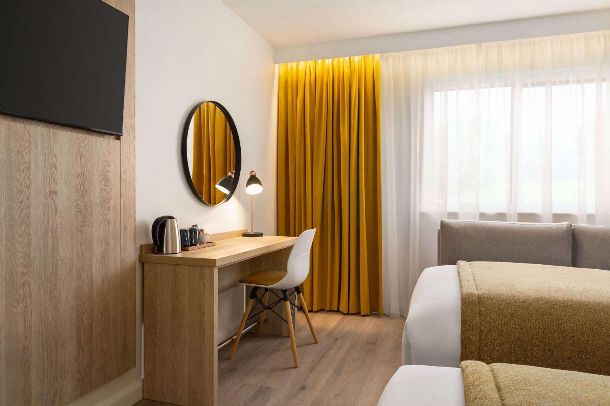 Super 8 By Wyndham Chester East Esterno foto