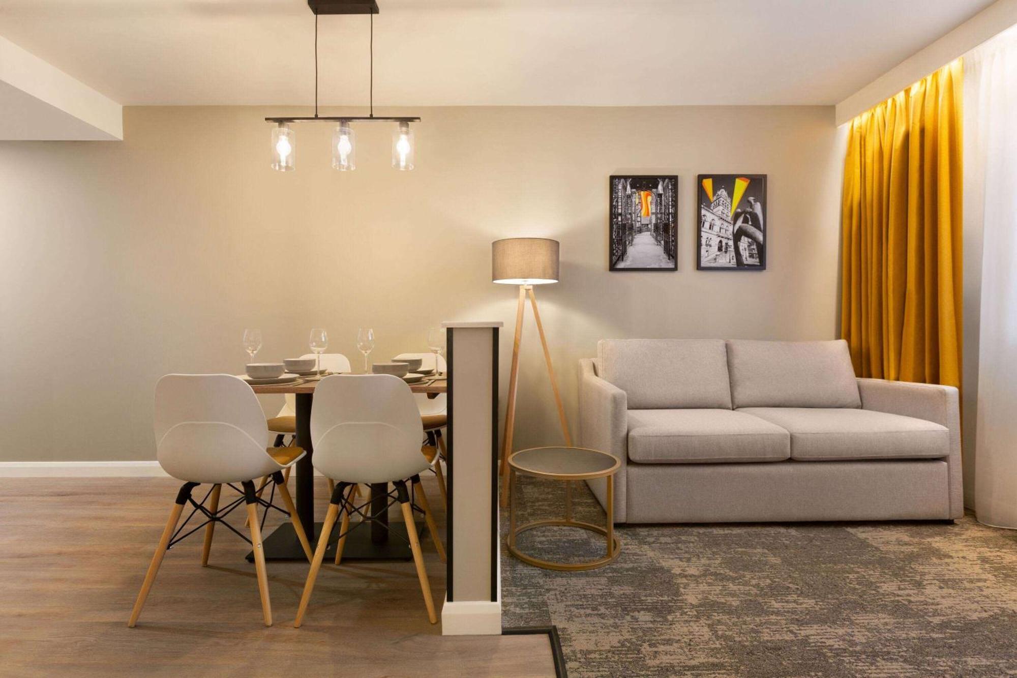 Super 8 By Wyndham Chester East Esterno foto