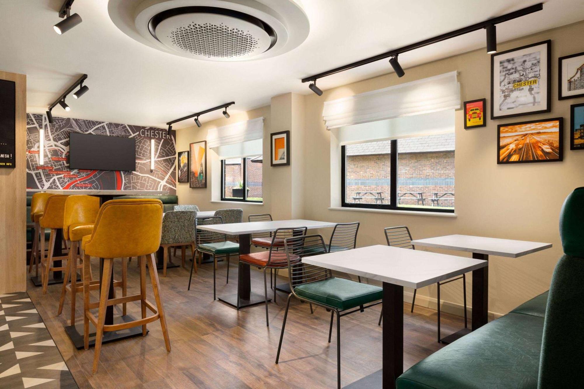 Super 8 By Wyndham Chester East Esterno foto