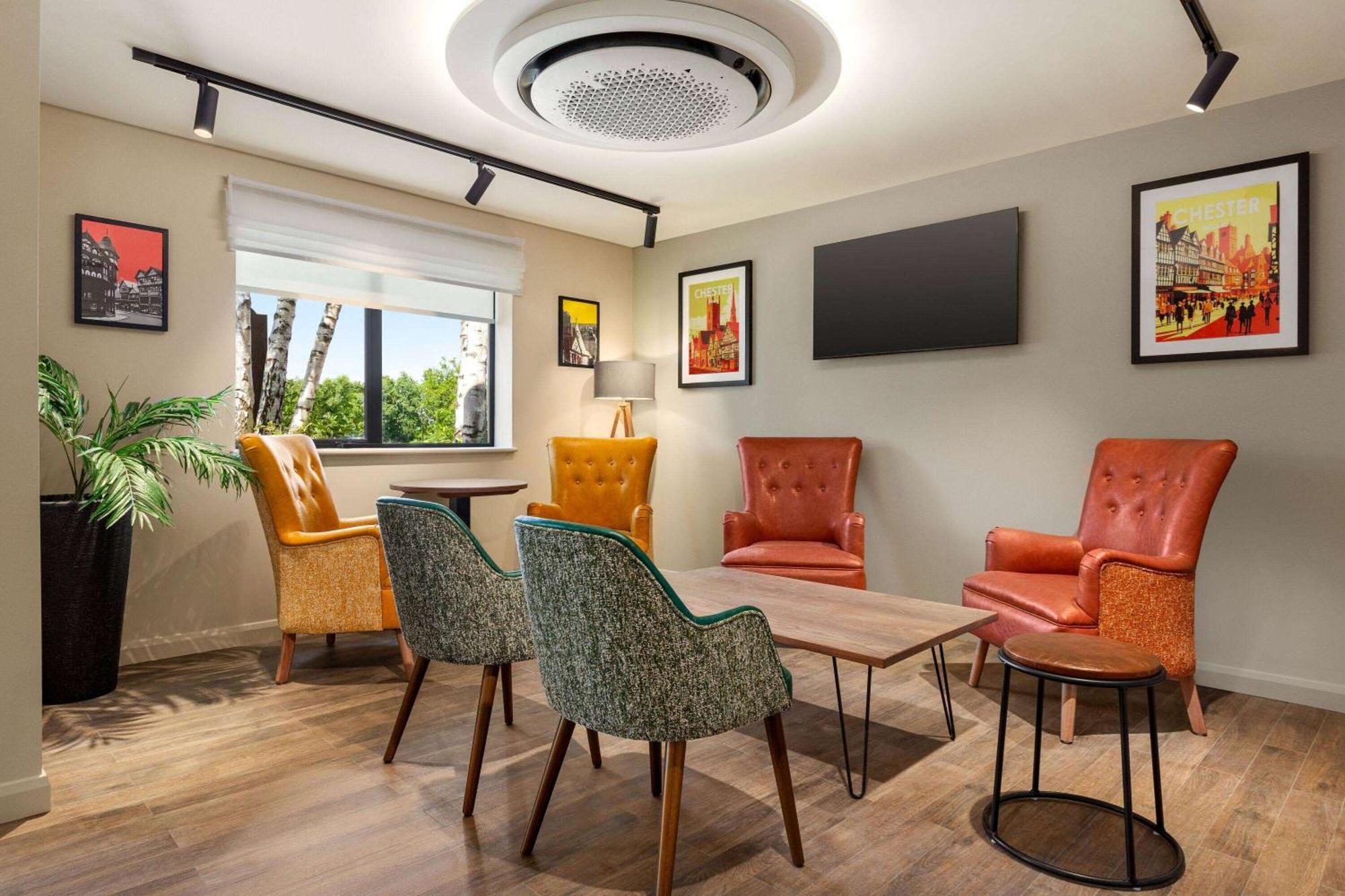 Super 8 By Wyndham Chester East Esterno foto