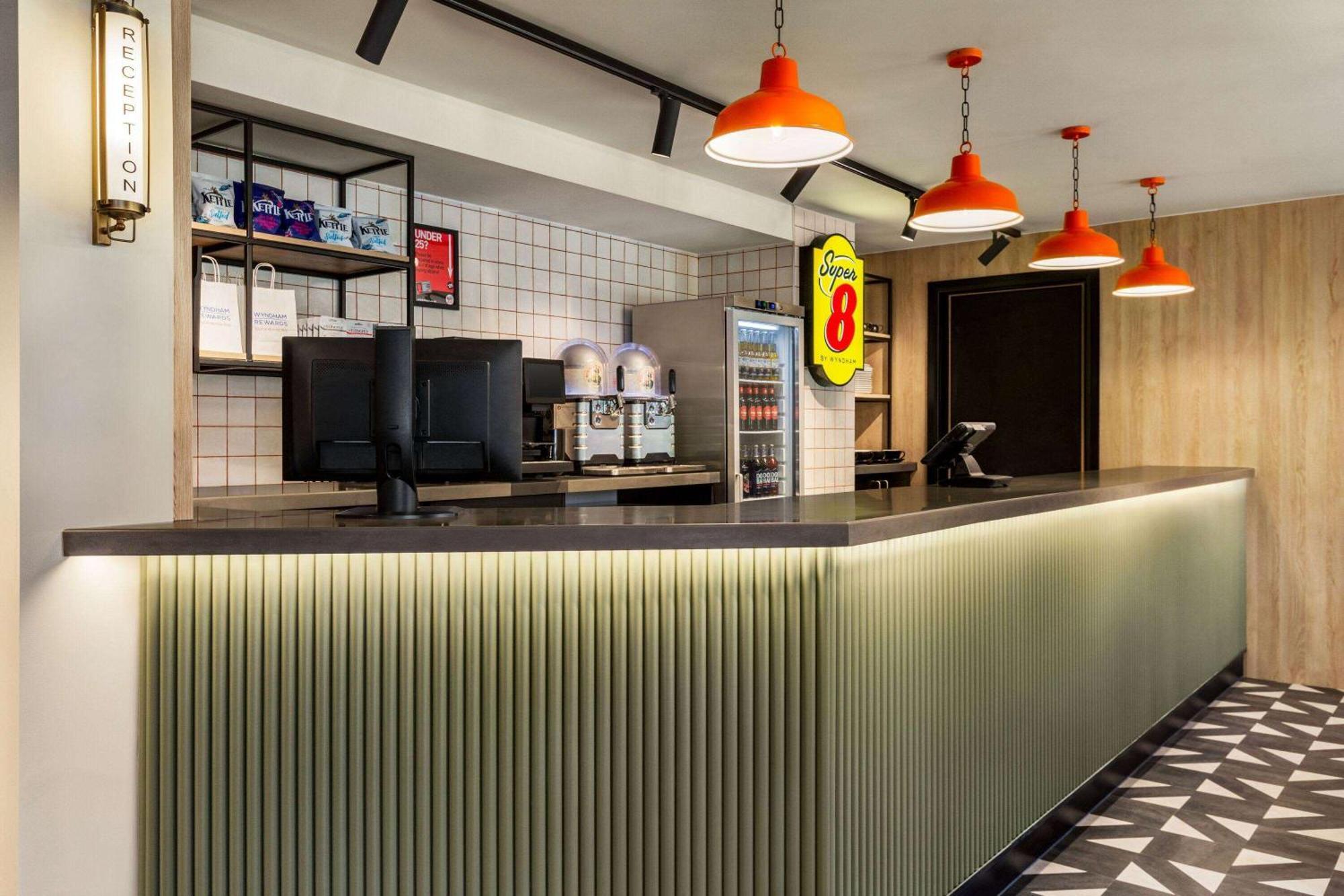 Super 8 By Wyndham Chester East Esterno foto