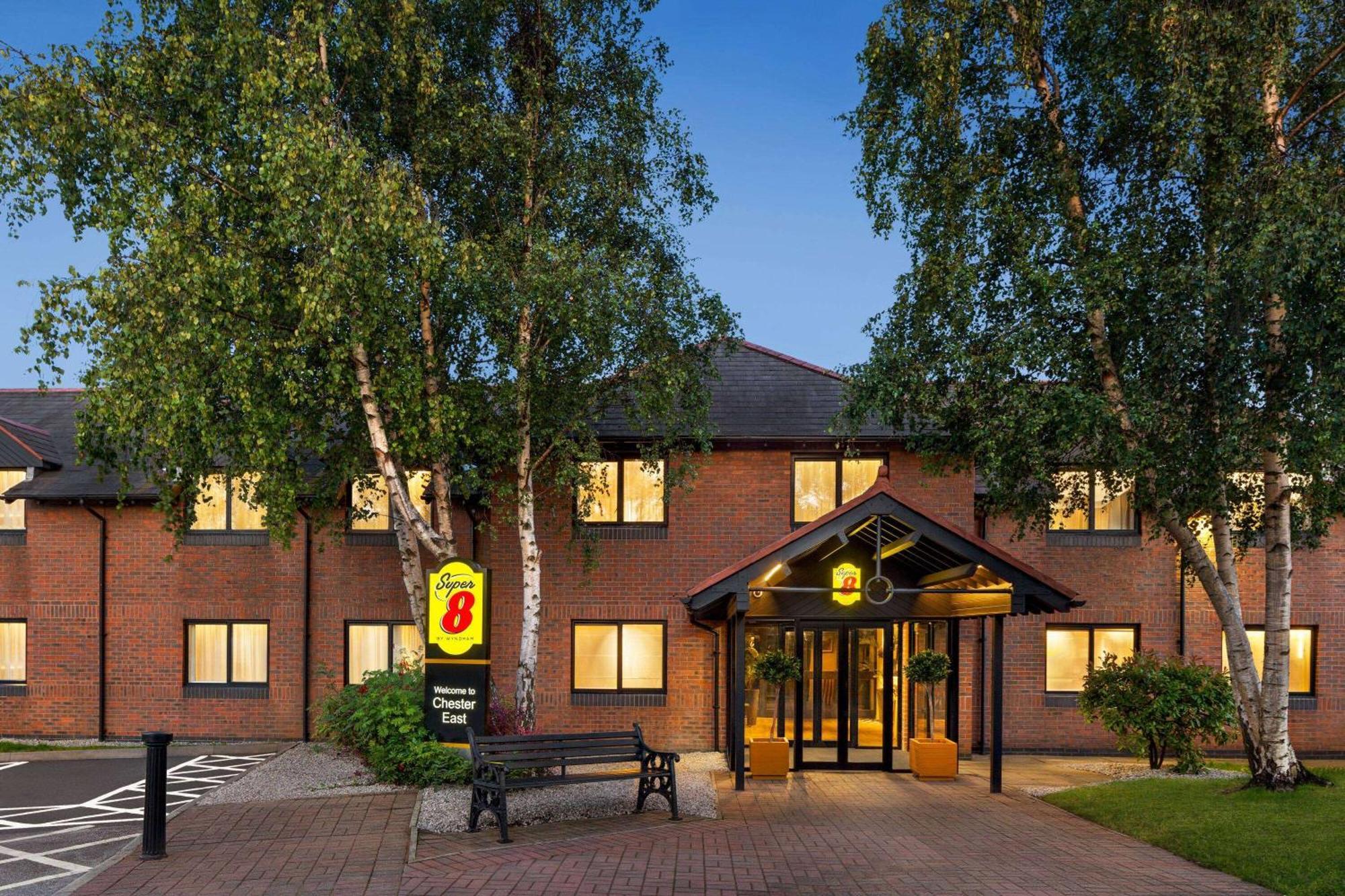 Super 8 By Wyndham Chester East Esterno foto