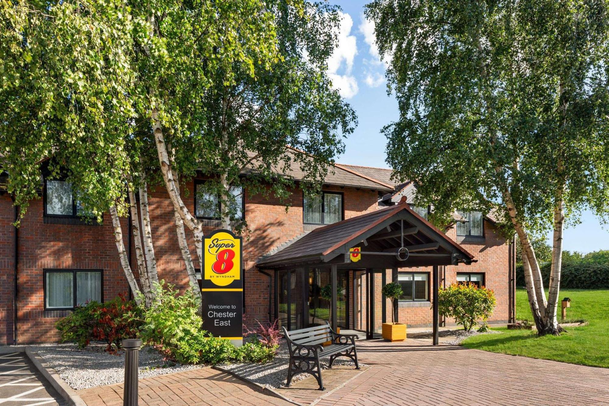 Super 8 By Wyndham Chester East Esterno foto
