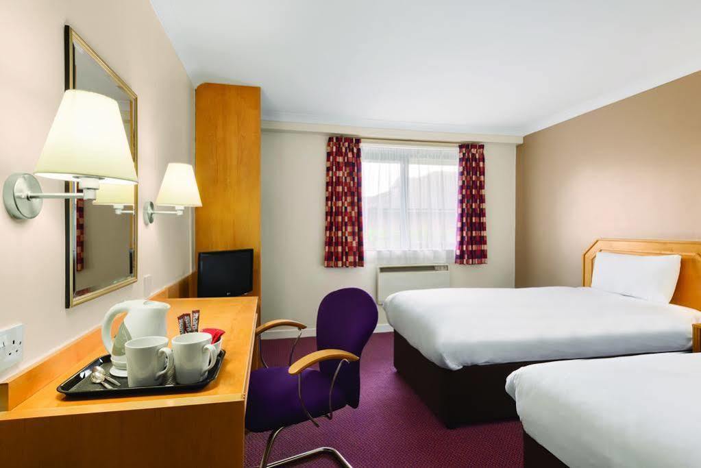 Super 8 By Wyndham Chester East Esterno foto