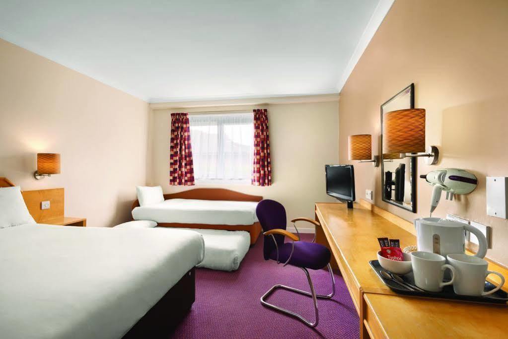 Super 8 By Wyndham Chester East Esterno foto
