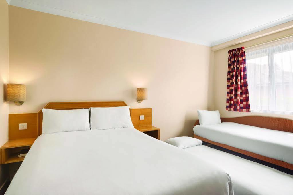 Super 8 By Wyndham Chester East Esterno foto