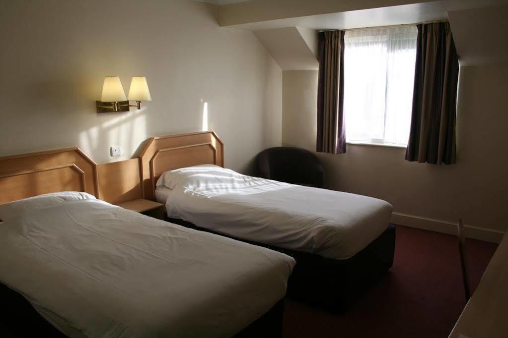Super 8 By Wyndham Chester East Esterno foto